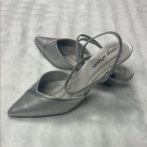 Easy Street Women's Silver Strappy Heels
Kitten heels, Never Worn , Beautiful